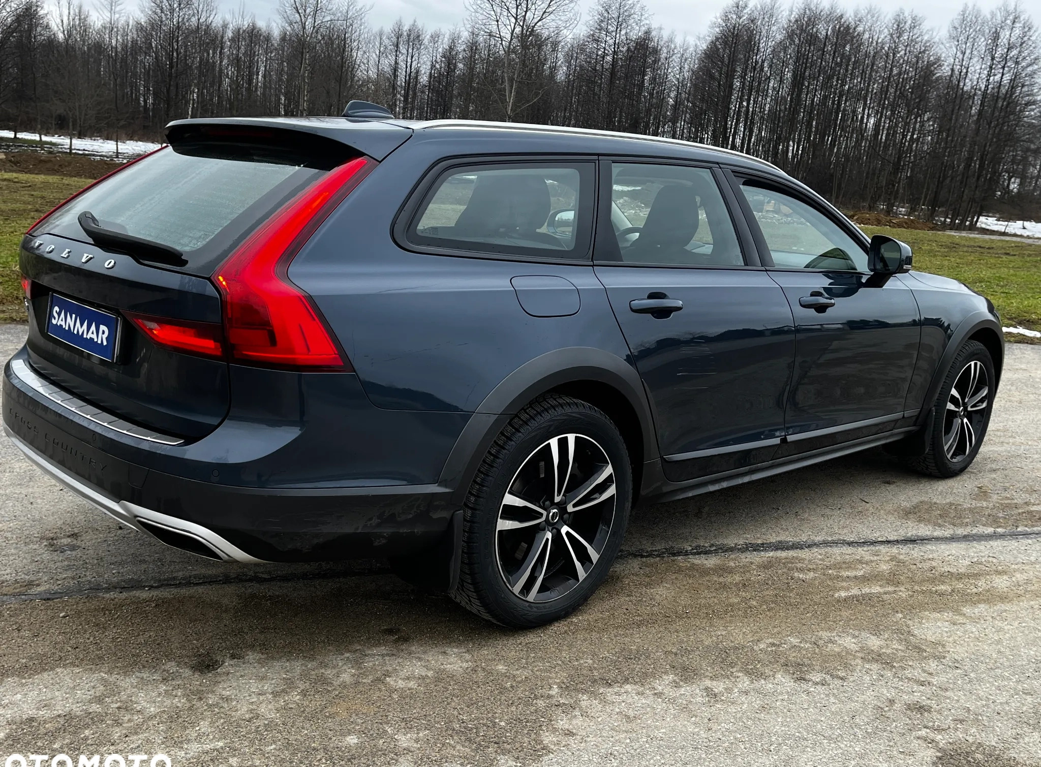 Volvo V90 Cross Country cena 129990 przebieg: 178000, rok produkcji 2019 z Sanok małe 232
